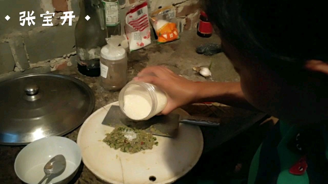 柬埔寨老婆做柬埔寨名菜“臭鱼”,对于我来说简直就是黑暗料理。