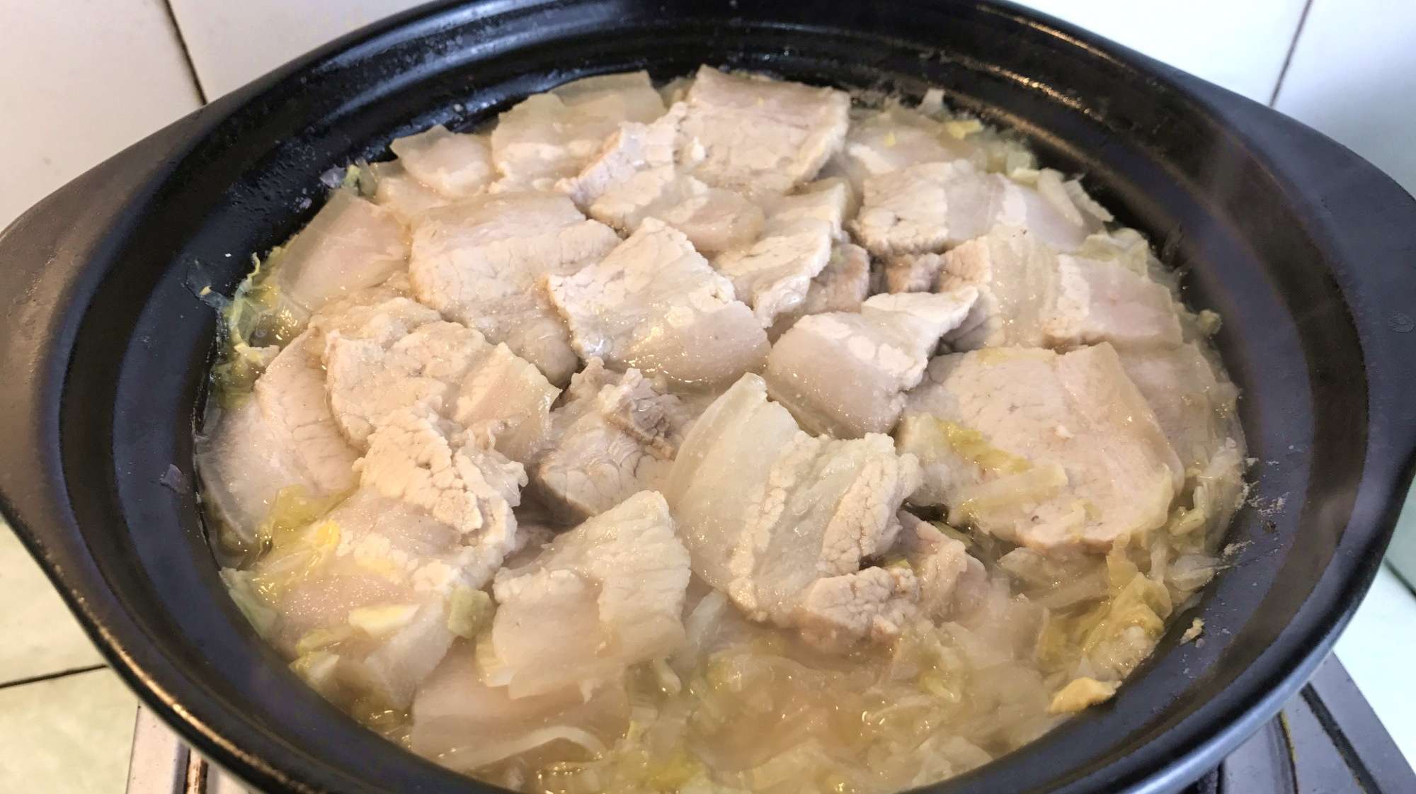 做酸菜汆白肉,有人炒肉有人直接炖,大厨:都不对,教您正确做法