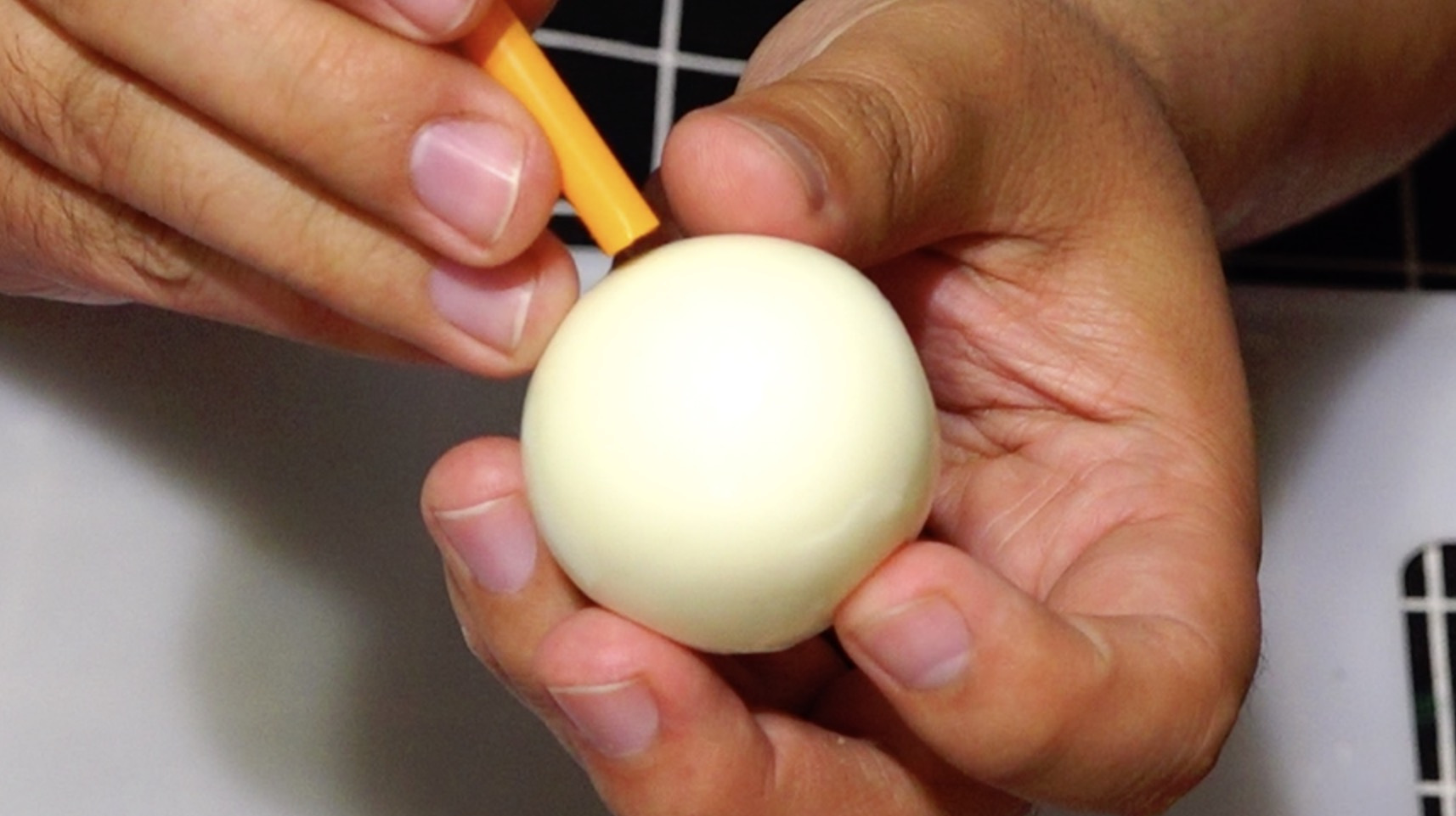 白水煮鸡蛋孩子不爱吃?用吸管戳一戳就解决,这个造型太别致了
