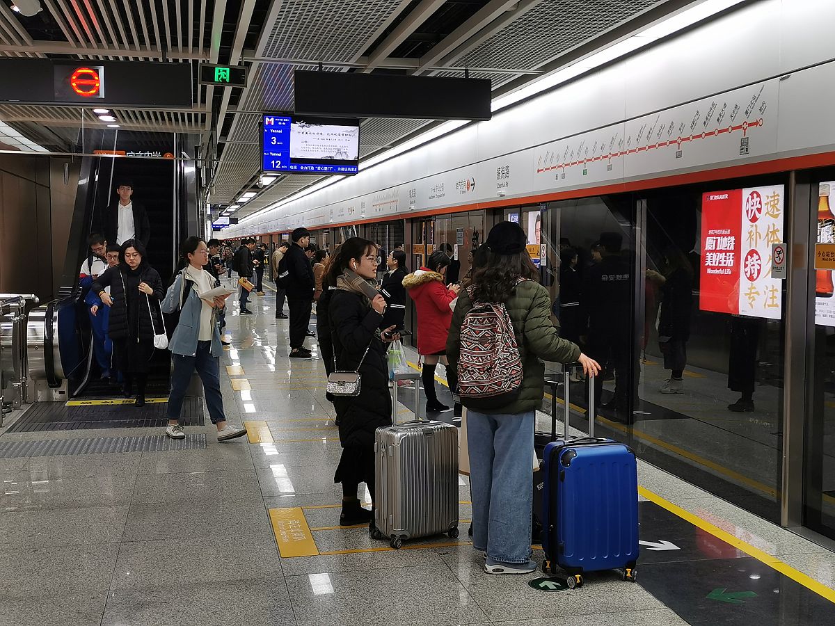 设计一个厦门地铁1号线票务管理系统用C语言实现。对该系统功能需求描述如下：1系统功能1新线路新站点相关信息线路编号、途径站点信息等录入。2列车时刻信息线路编号、日期、起点、终点、发车时间、到达时间录入。3根据用户输入线路信息查询线路详细信息。3根据用户输入起终点信息查询票价信息。4根据用户输入起终点信息查询应乘坐地铁线路信息及途径站点信息、发车时间、到达时间、乘坐的站数和换乘信息等。5列车时刻信息