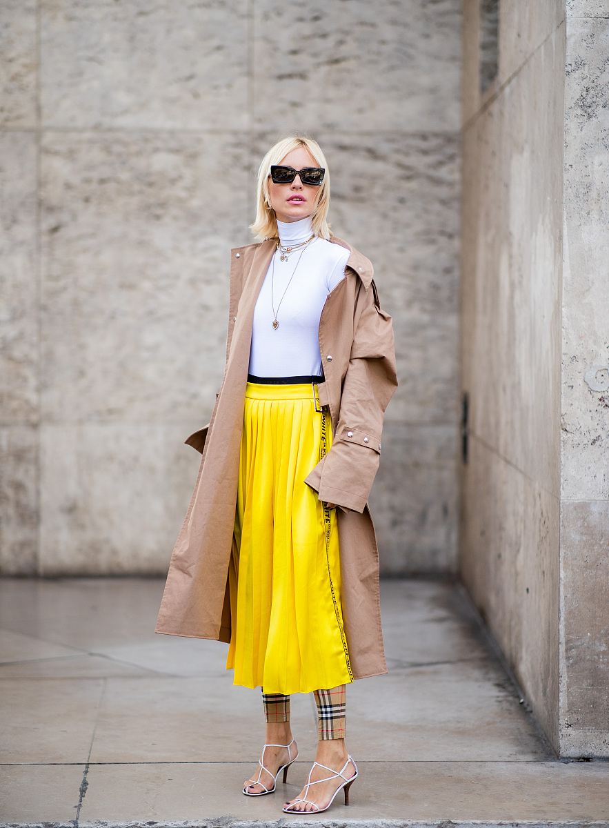 这段英语是什么文本写的怎么样有什么特点Now consider the fashion base goods colors These colors shift with the seasons and fashion but they are still the color for the basic parts of your wardrobe It’s not important to ma