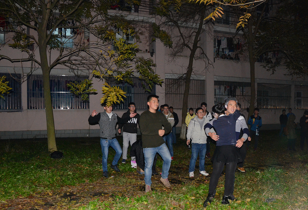 ***_***2015年12月12日,安徽省安庆市,在寝室楼下男生们跳起自编舞蹈
