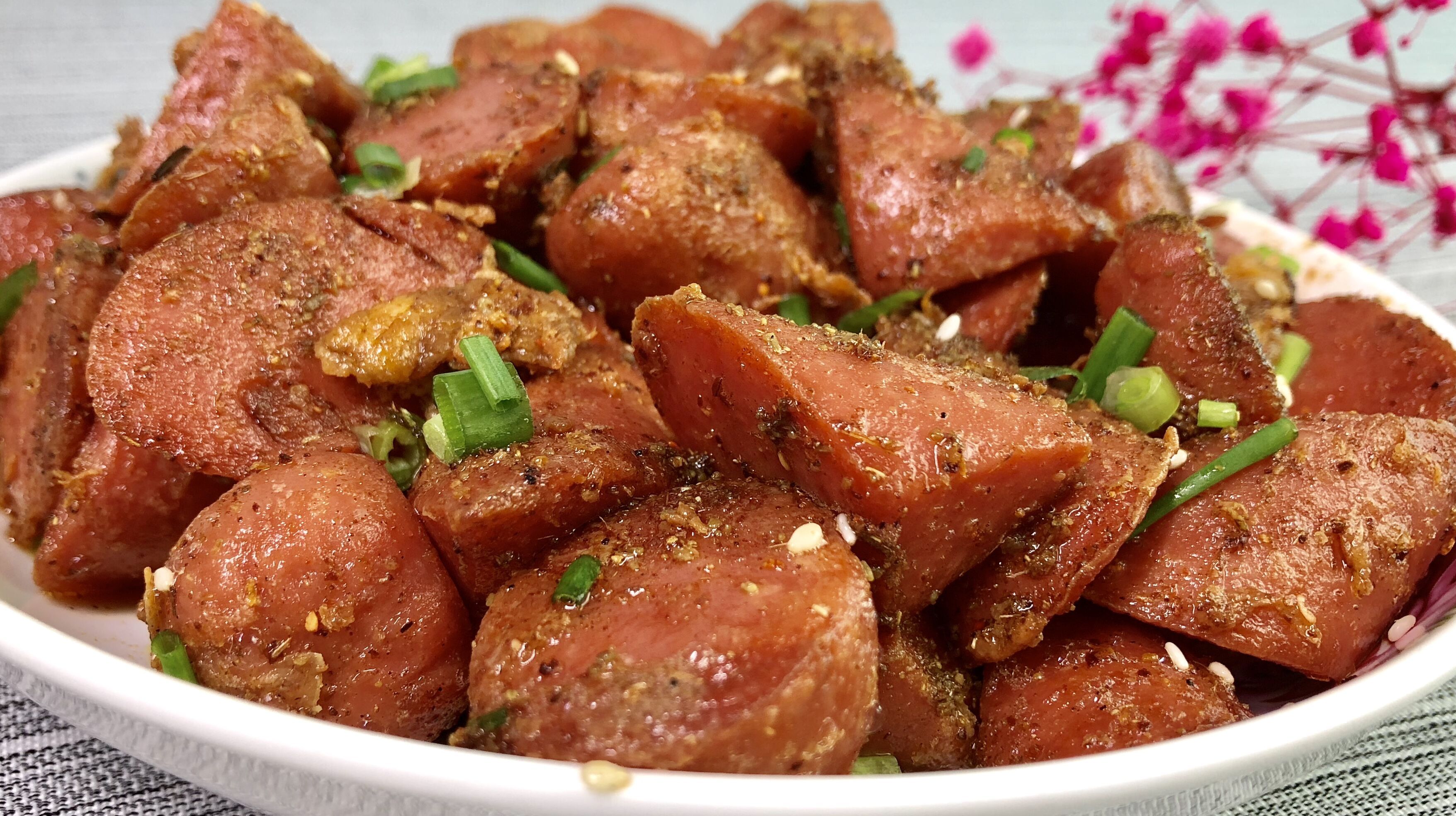 火腿肠别再泡泡面了,加2个鸡蛋简单一做,营养美味,比吃肉过瘾