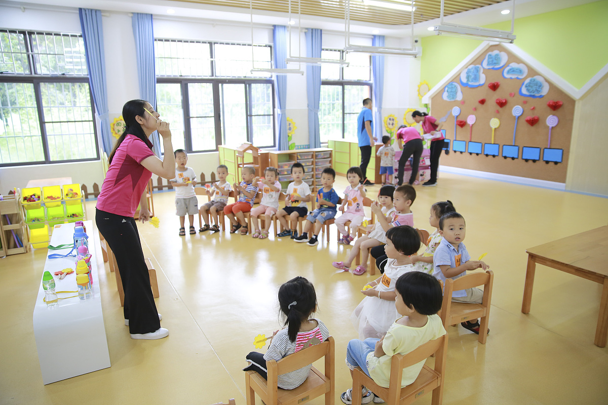 你现在身份是一名幼儿园老师现在要参加文章大赛参赛题目是《独具匠心创新育人路——幼儿园实践探索》请写独具匠心创新育人路这一小节注意内容的逻辑性和新颖性可以适当增加举例进行说明语言要生动、清新、活泼不要乱写其格式如下：11独具匠心创新育人路