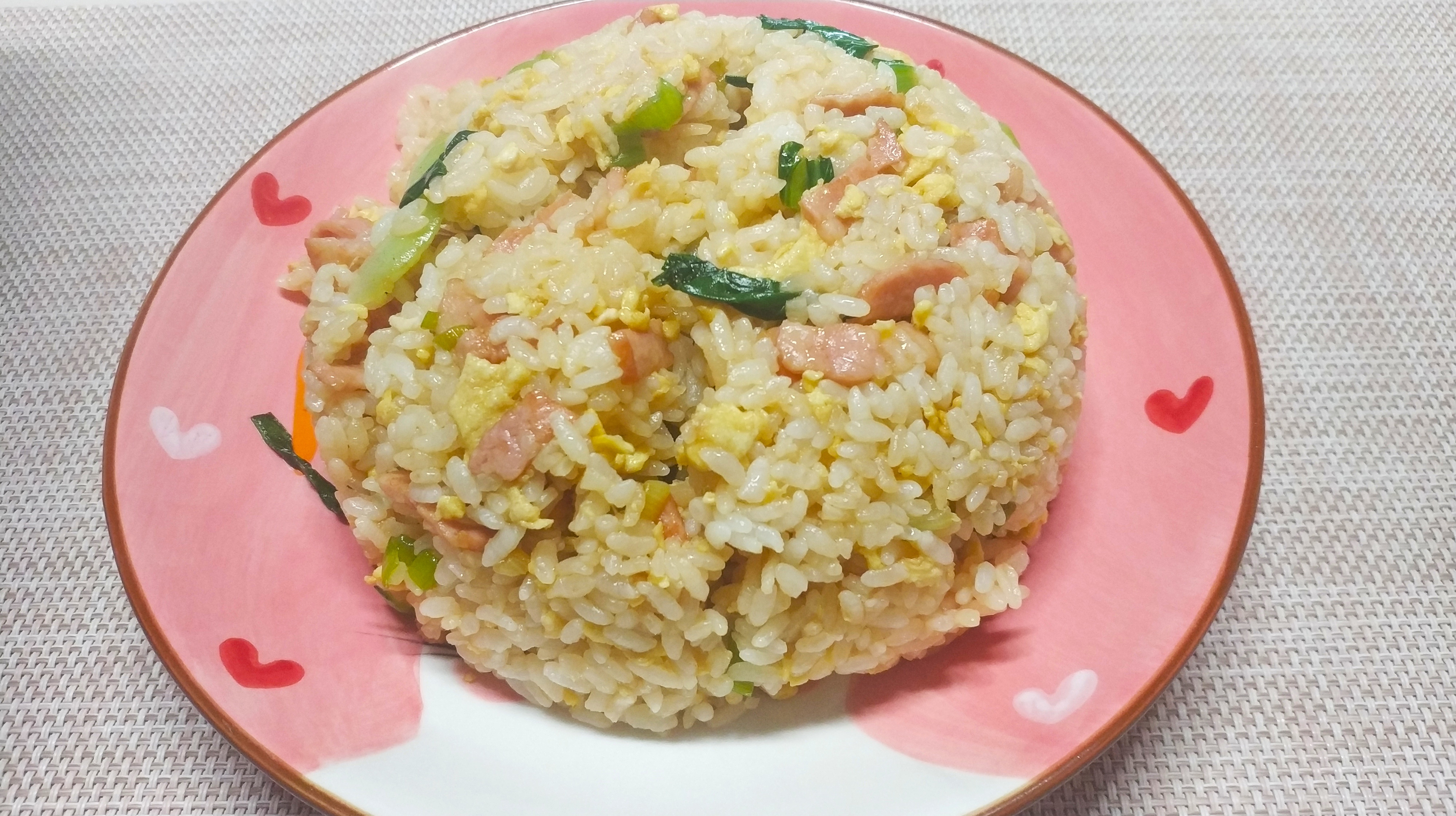 培根蛋炒饭这样做绝对香,米粒松散还带着肉香,吃一口超满足