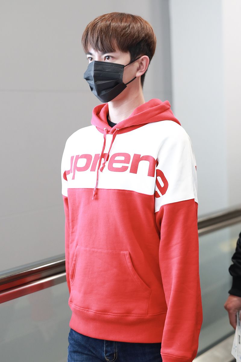 10句夸赞男士拼色卫衣的话长一点