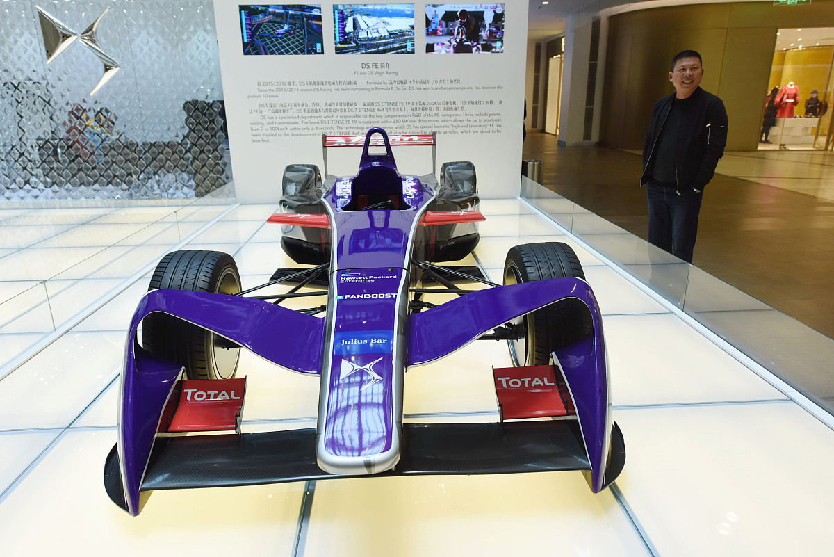 对以下内容使用不同的表达方式重新进行复述相似度在40以下：电动赛车的动力电池系统需要有充足的电量电池系统 SOC 最好保持在 80以上。赛车的其他系统包括转向、悬架、制动、驱动系统等需要调试到状态良好从而保证赛车调试与电池系统试验工作能够顺利完成；