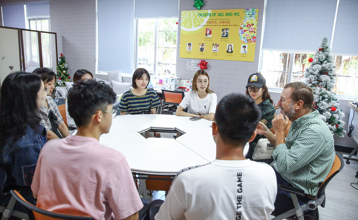 2019年10月9日,在海南大学亚利桑那州立大学联合国际旅游学院,学生在