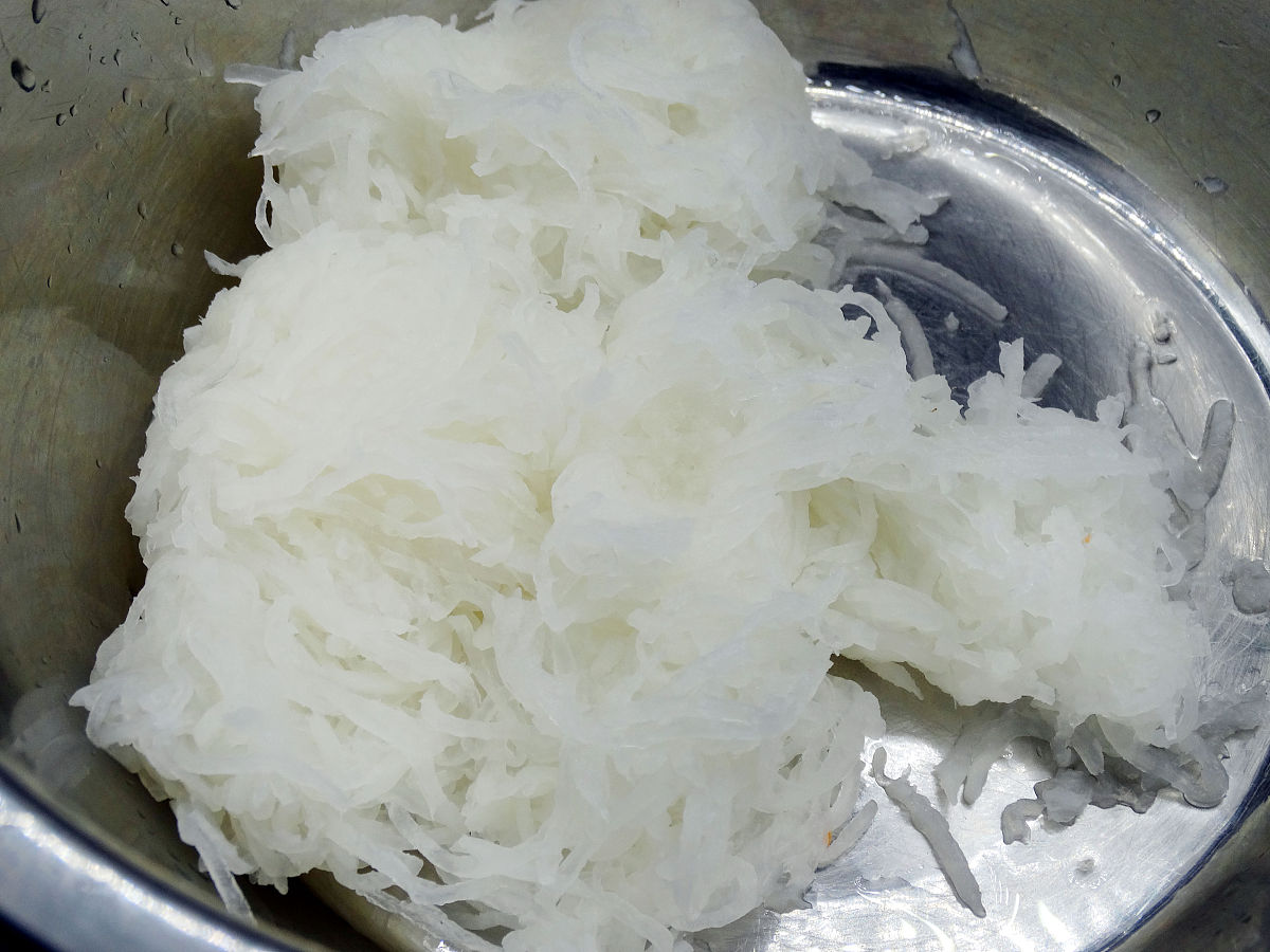 图为香煎白萝卜饼的制作过程 白萝卜丝攥干水分,放入盆中.