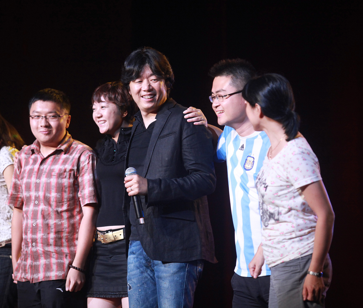 2011年6月11日,福建,著名校园歌手老狼在福建大剧院举办了个人演唱会.