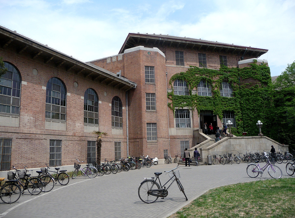 2011年4月22日,北京,清华大学校园内花团锦簇,彩旗飘扬,喜迎八方校友