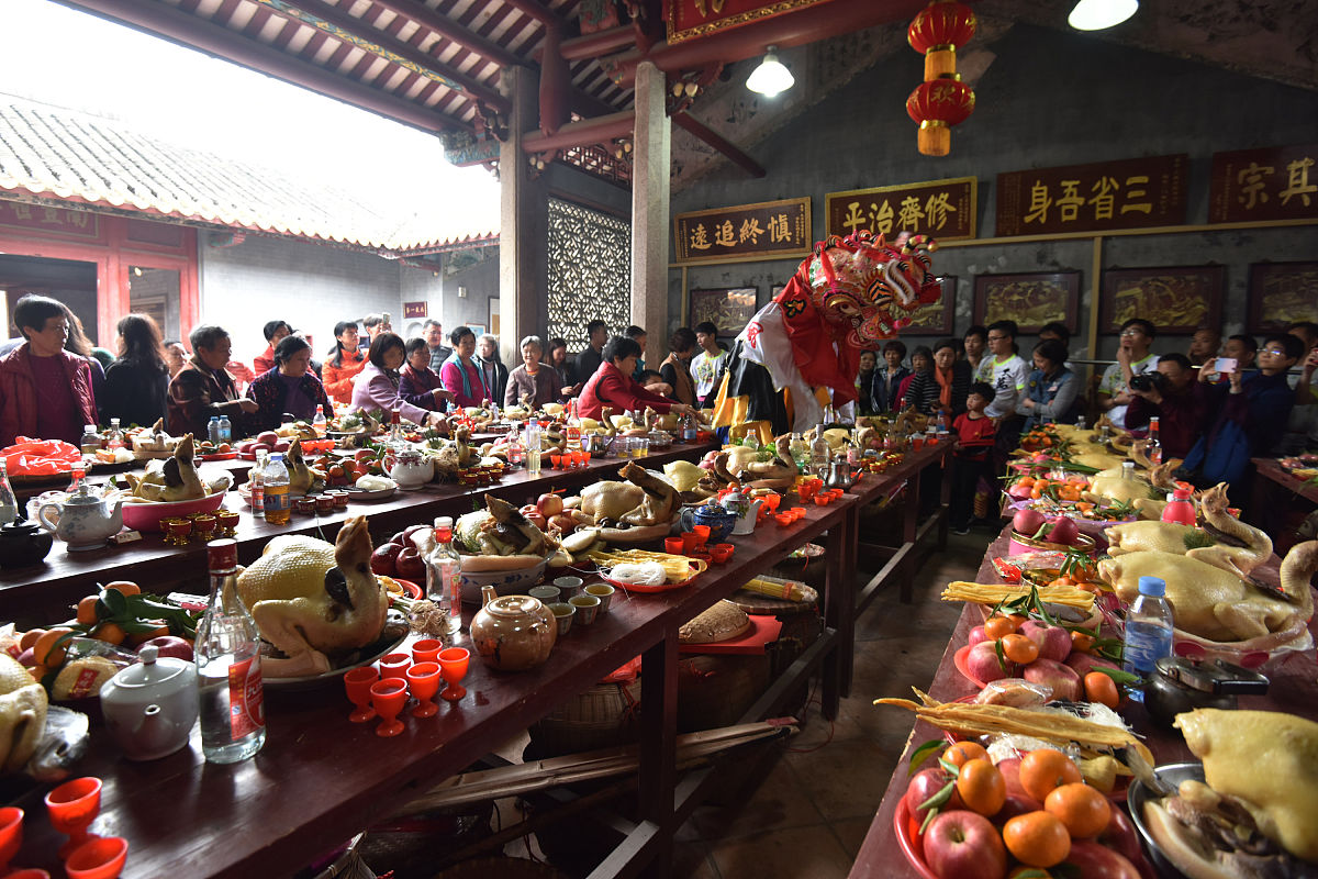 客家祭祀文化的重要性不仅在于它对于祖先的尊重和感恩也在于它对于传承和发展客家文化的意义。通过祭祀仪式人们可以更好地了解客家文化的历史和价值观并加强族群认同和凝聚力。客家丧葬文化充分体现了客家人对逝者的尊重对祖先的崇拜是祈求祖先庇佑福荫子孙后代的重要仪式是古代客家文明礼仪的一种体现。总的来说客家人的丧葬礼仪不仅体现了他们对于祖先的敬仰更彰显了他们对于生命的尊重与重视。帮我结合一下修改