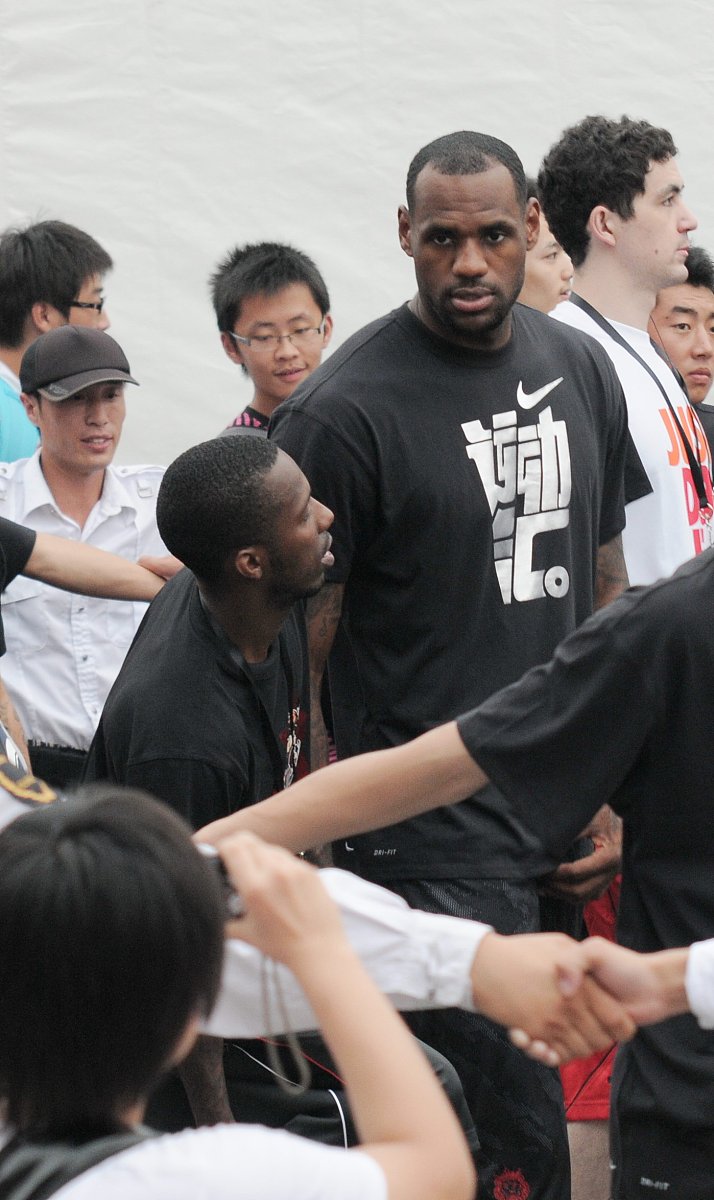 生成一篇论文探讨体育明星是如何利用他们的平台倡导环保主义和促进可持续生活的。