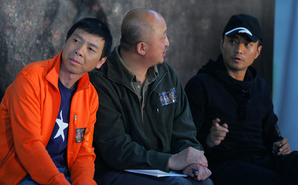 2007年10月8日,北京,集结号官网启动仪式.导演冯小刚(左),编剧刘恒(众
