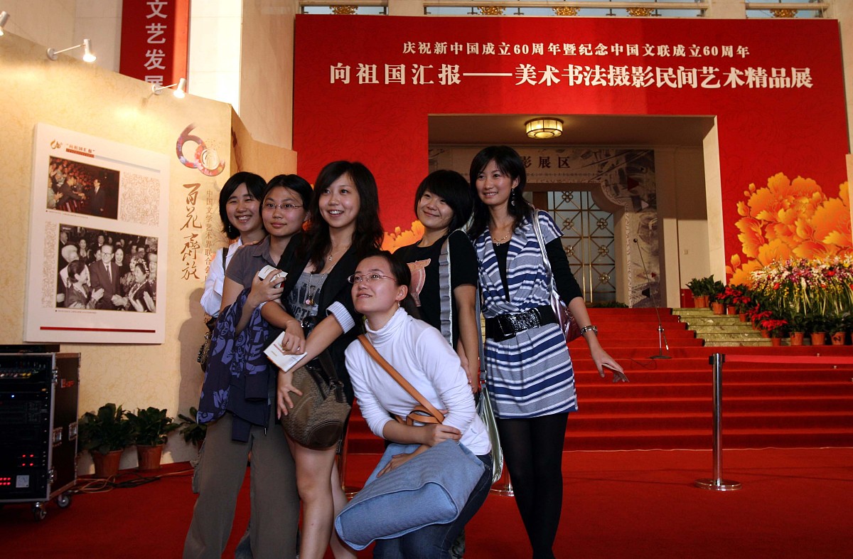 长江师范学院老领导参观校园新貌，对学校发展表示高度赞扬