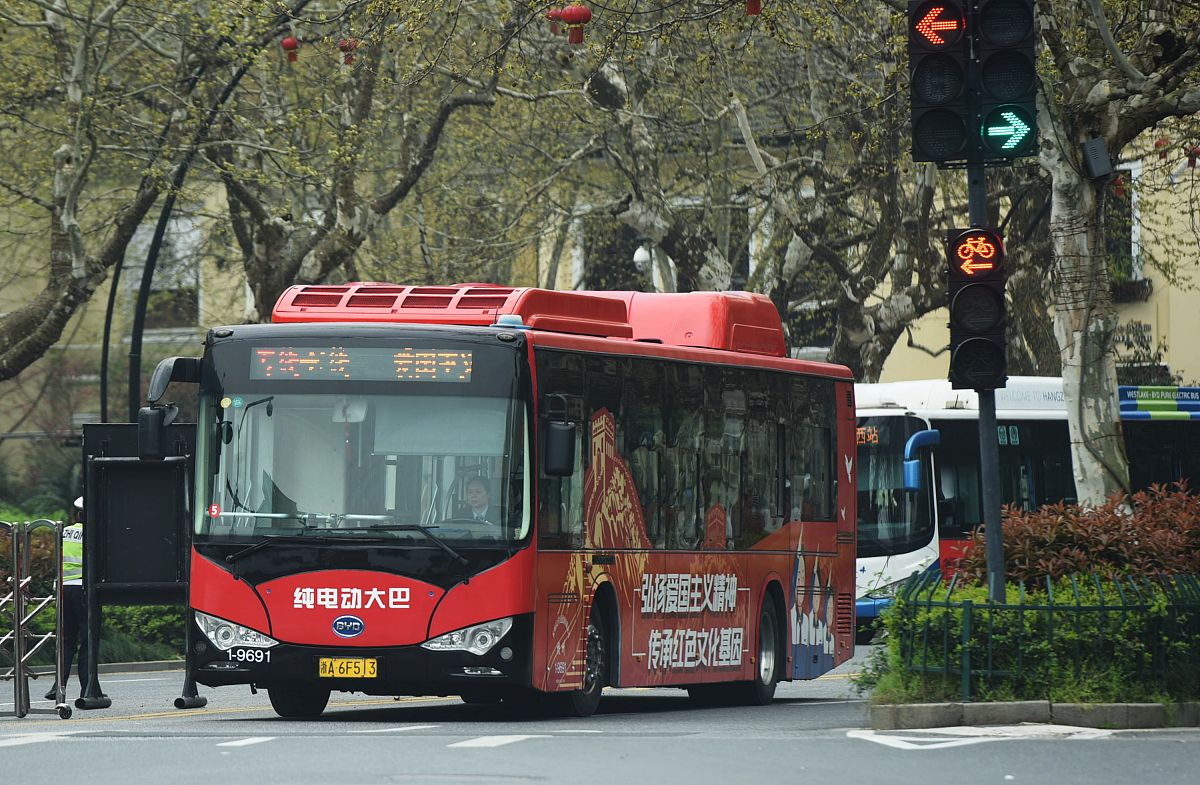 杭州公交帮我用200字详细描述