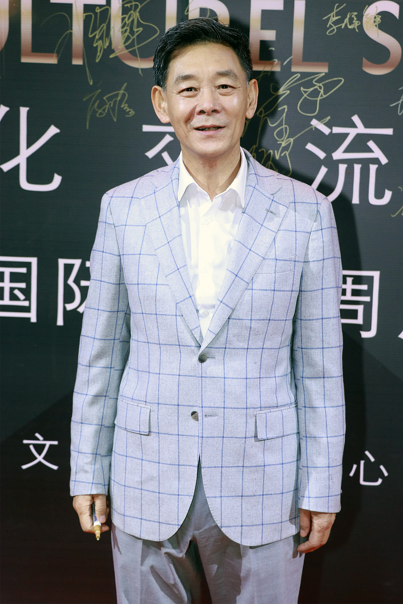 苗苗透视长裙中法电影节启动盛典 尚雯婕束腰风衣扮酷,任达华凌潇肃斗