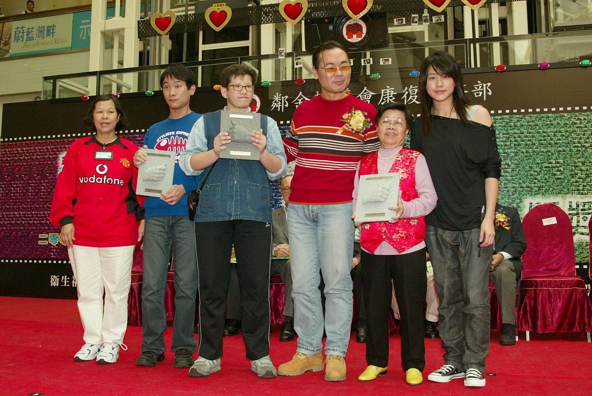 2004年2月22日,李克勤以及两位准影后吴君如和林嘉欣一同出席「艺术因