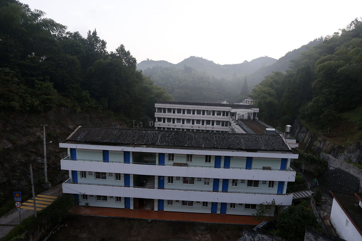 学校建在坟地上：背后的原因和争议