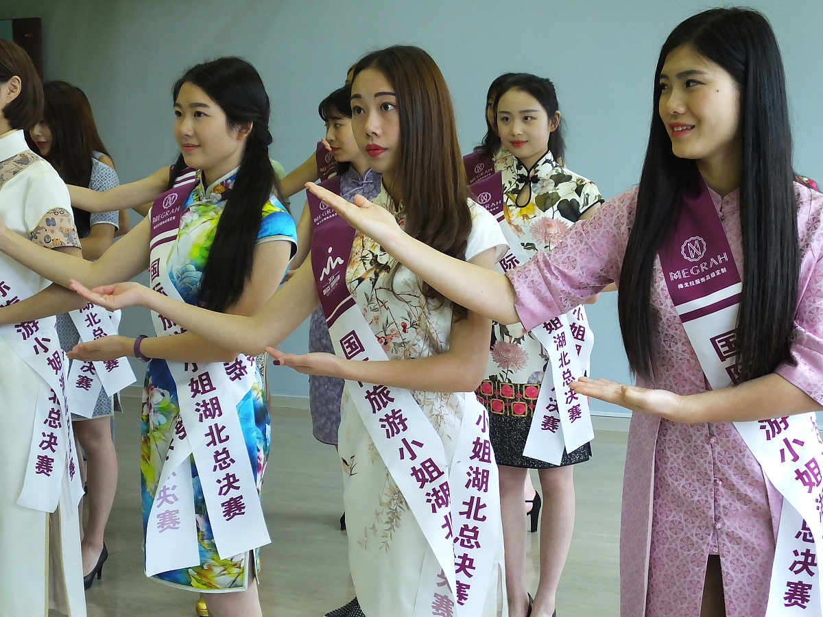 2016年5月27日讯,湖北宜昌,40位参加国际旅游小姐大赛的美女选手在素