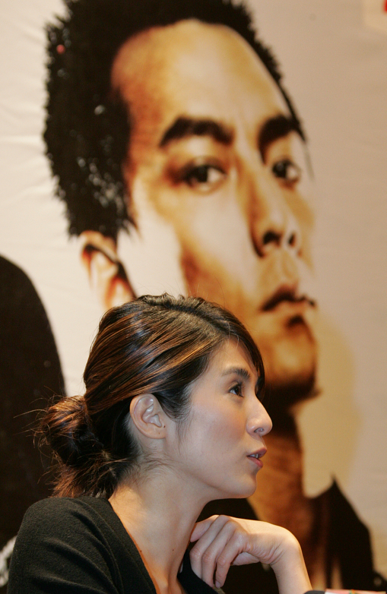 2004年9月19日,《新警察故事》的主创人员在首映典礼新闻发布会上与媒