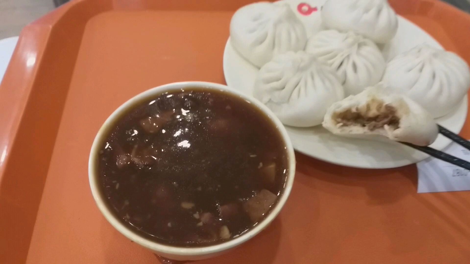老北京传统小吃店,点了一碗炒肝二两包子,一共十七块钱