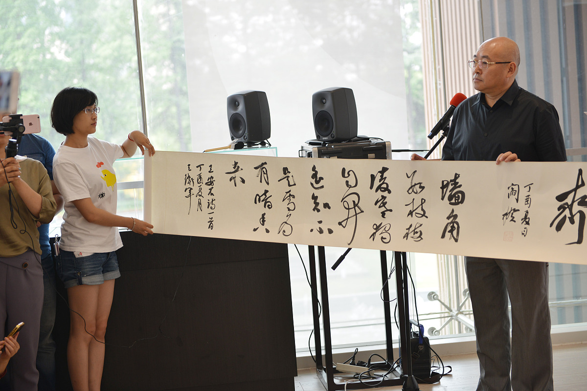 写一首词词牌名是虞美人。内容以学钢琴坚持学琴的梦想