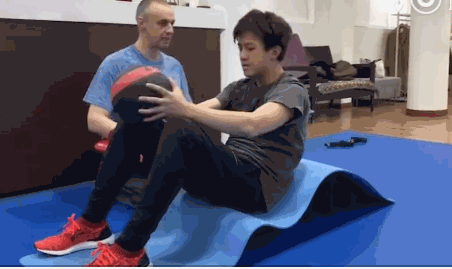 他曾在「四大中生」里顏值墊底，如今靠一點秒殺黃曉明劉燁！