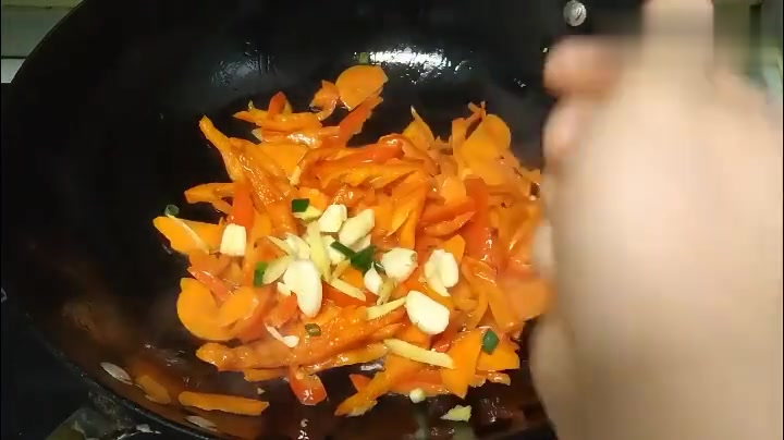 小伙菜场买了20元肥肠,加入2种配菜,没有异味不油腻,真香!