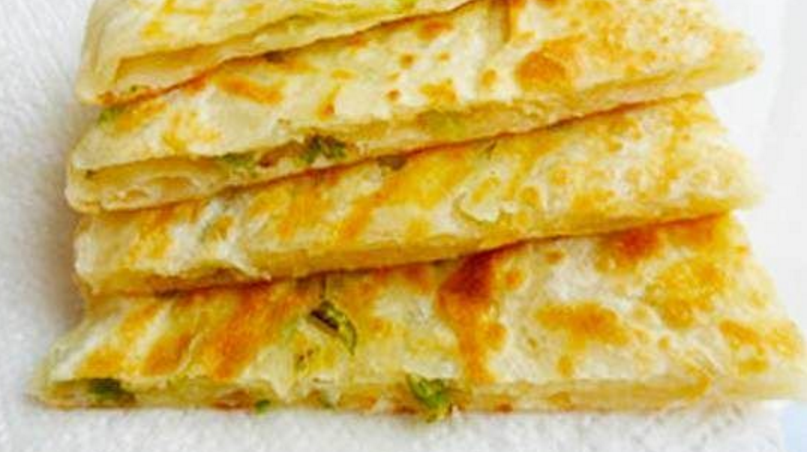 为什么饭店做的葱油饼酥脆好吃?秘诀在这,葱香扑鼻酥的掉渣