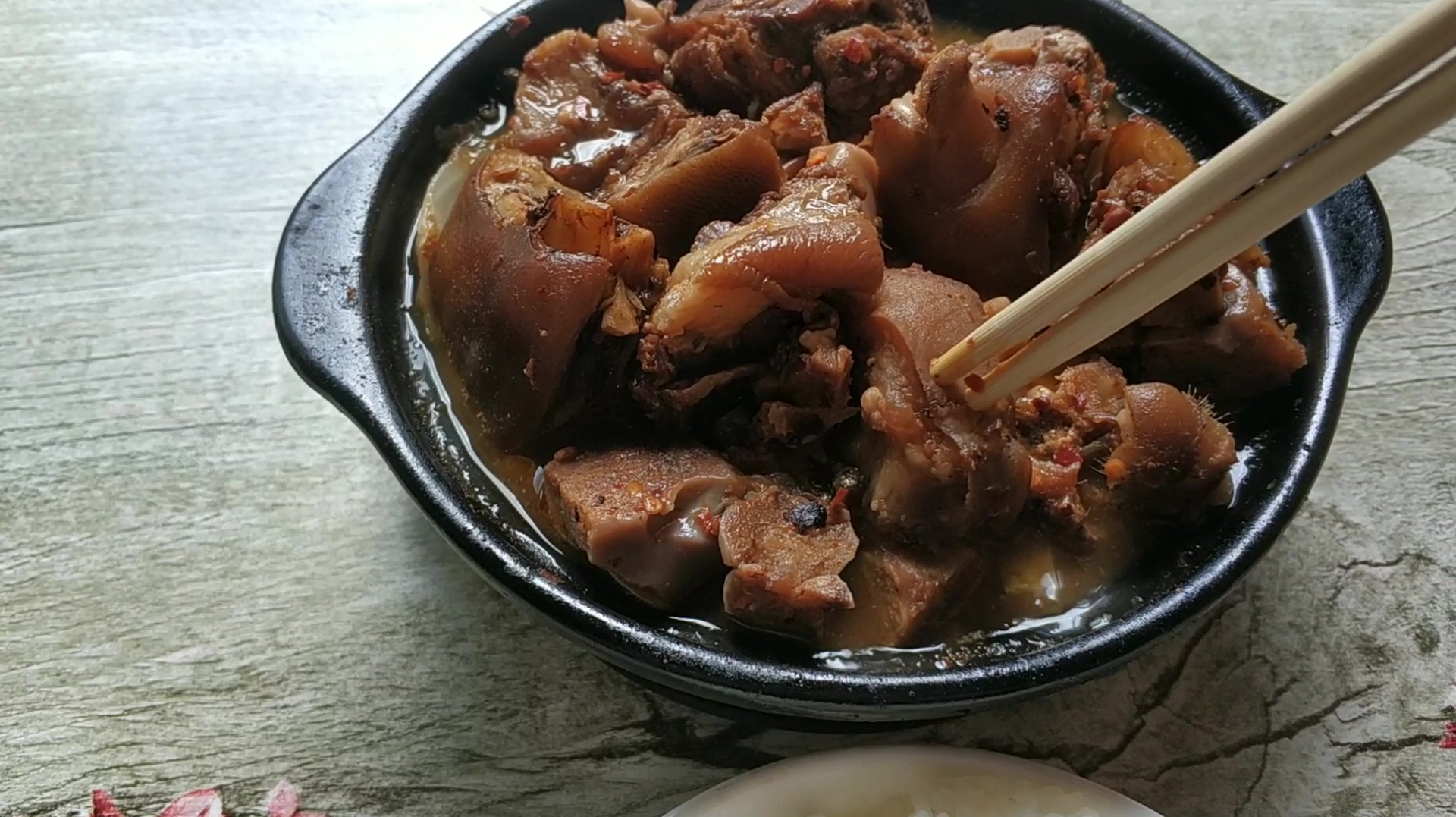 昆明的砂锅菜套饭非常不错,我要了一份砂锅猪脚,连吃两大碗米饭