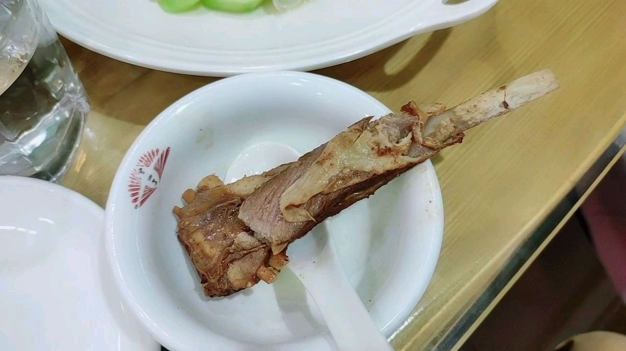 晚上客户带我去吃地道的兰州卤羊肉,又喝了一杯青稞酒。