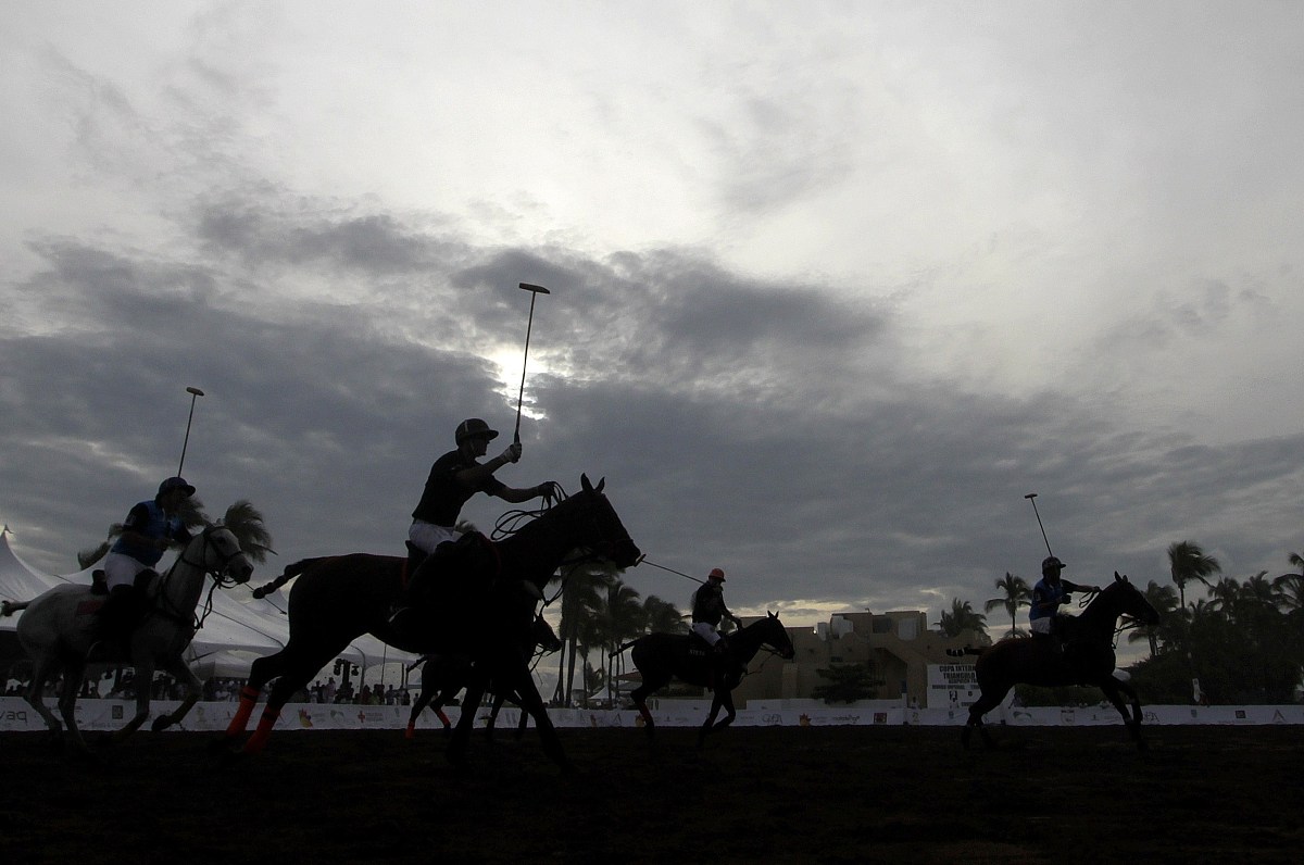 players of the triangulo del sol and mundo imperial beach polo t