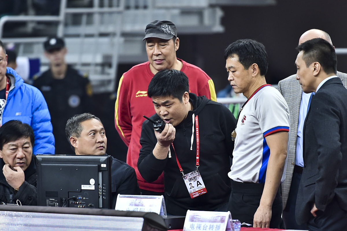 冯巩讽刺国足事件引发思考与讨论：国足问题何解？