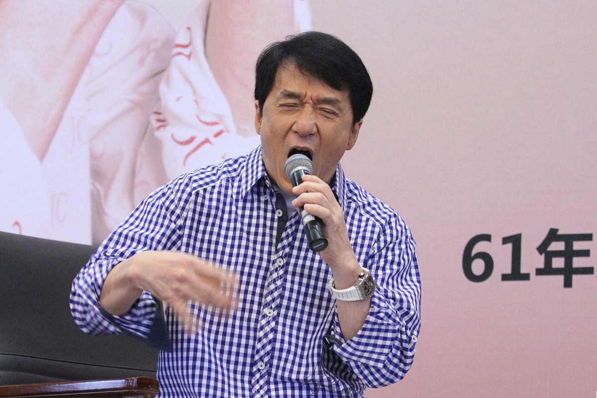 2015年4月7日,北京,国际影星成龙自传新书《成龙:还没长大就老了》在