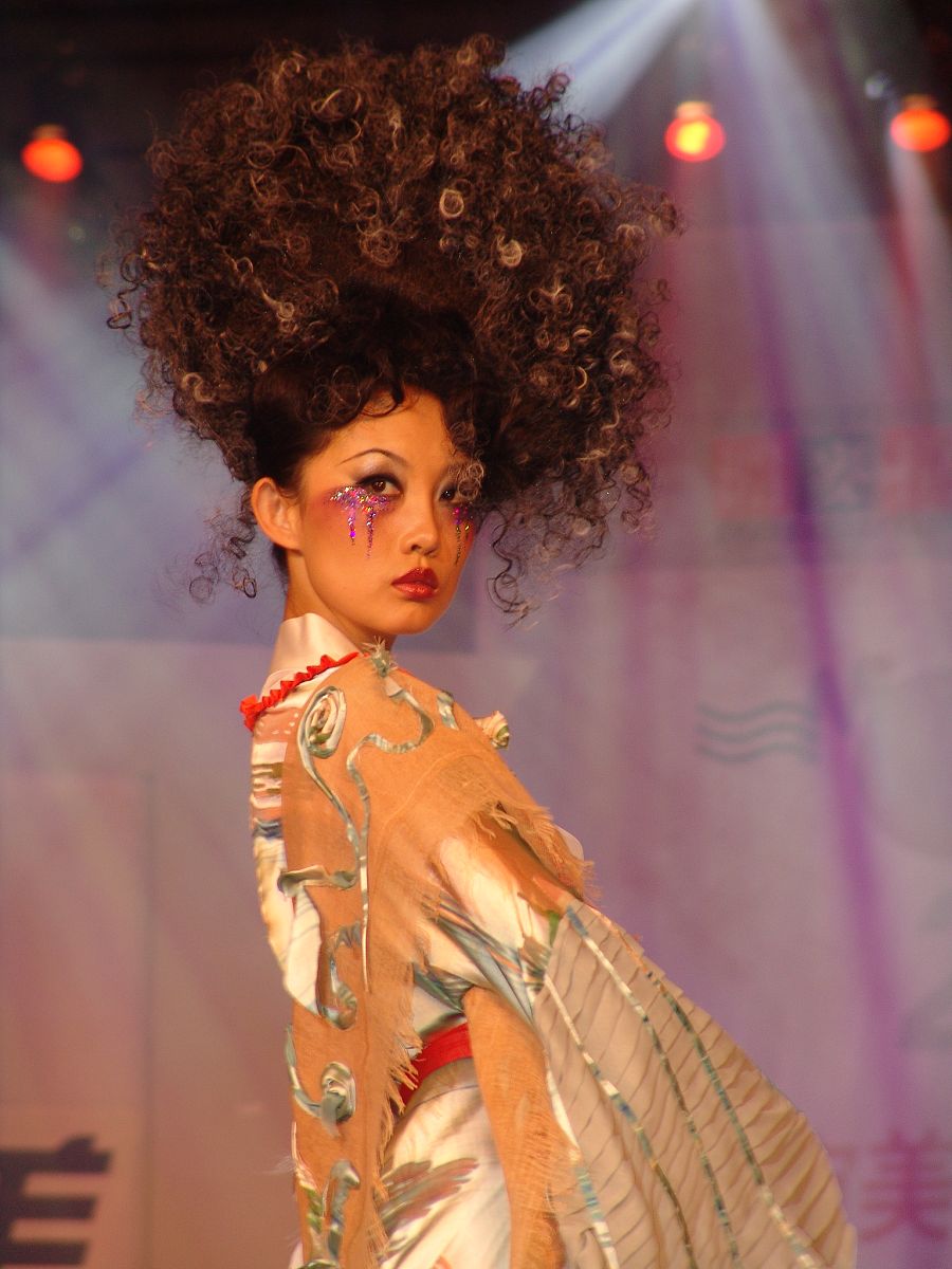 美容美发与造型化妆专业好就业吗？就业前景深度解析