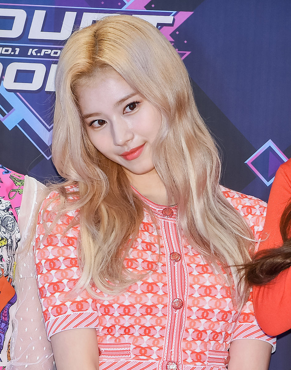 2019年4月25日,首尔,明星参加《m倒计时》节目彩排.sana of twice att