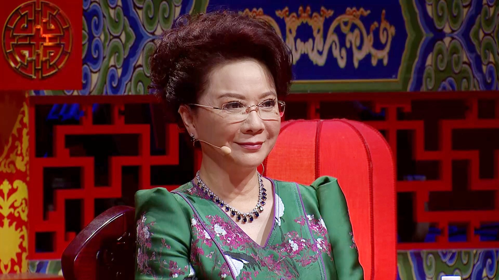 蔡明58岁近照曝光,不再光鲜亮丽,步履蹒跚变身买菜老奶奶?