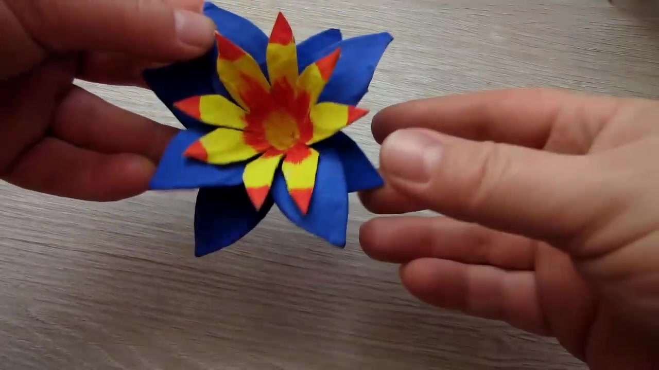 手把手教你用鸡蛋盘制作漂亮的花朵,做法很简单,人人都能学得会