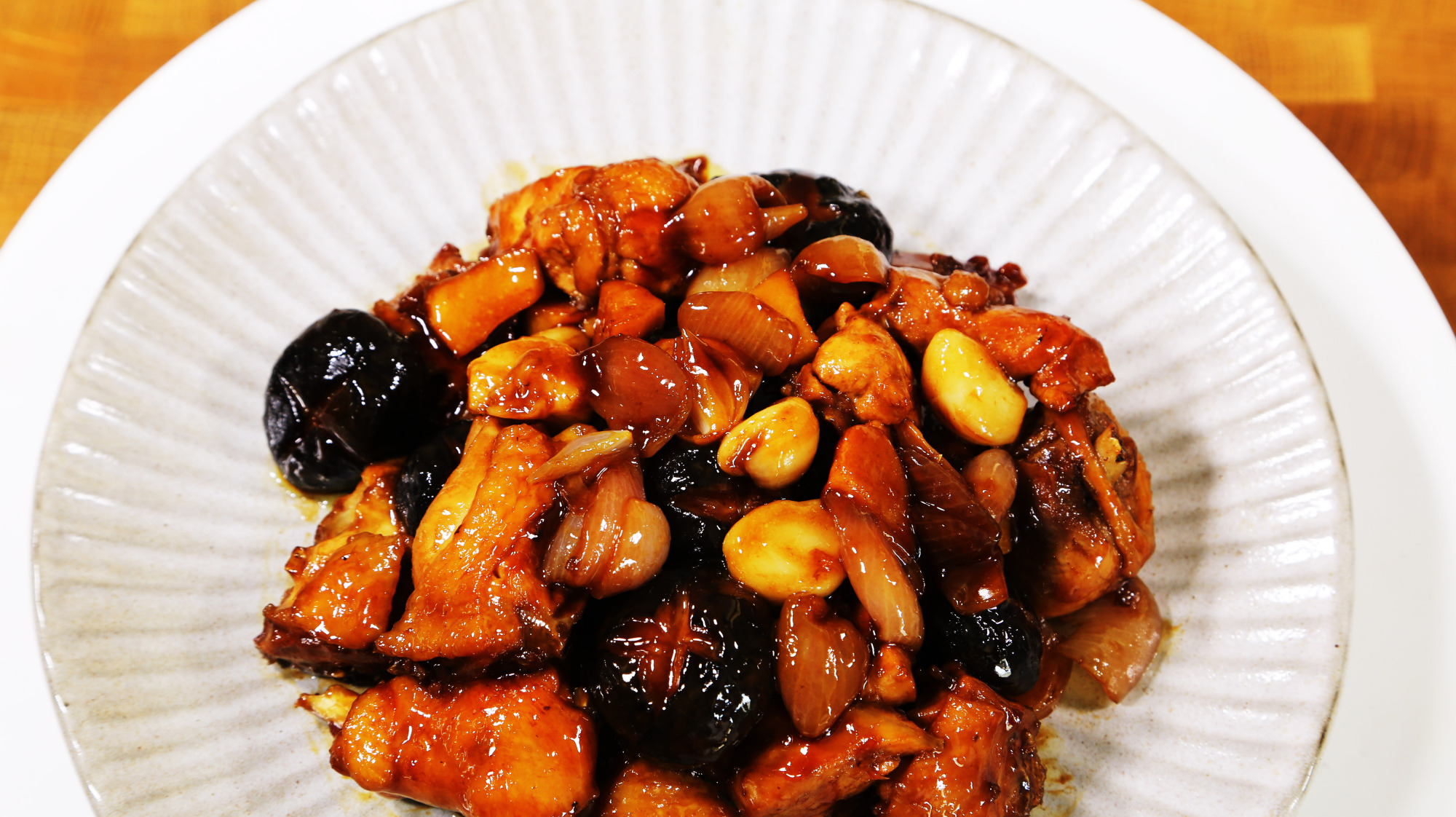 香菇焖鸡块的做法,非常简单很适合在家做,焖出来的鸡块外焦里嫩