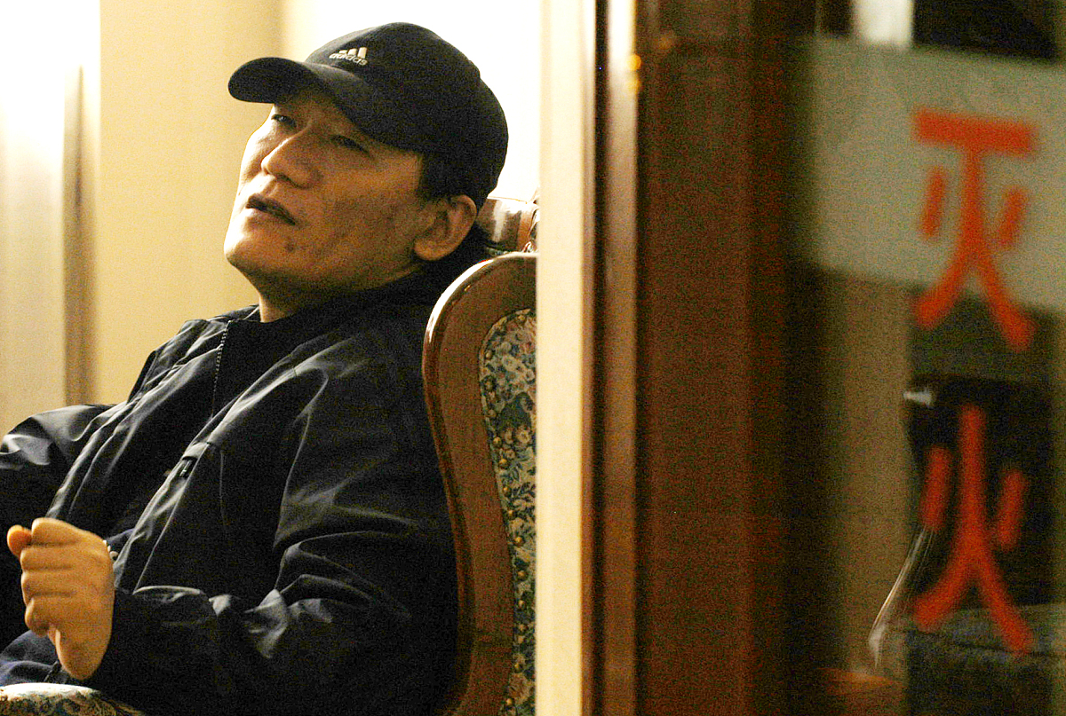 2007年5月29日,王朔在博客上指谢东是私生子,他指责侯耀华不理惹上麻