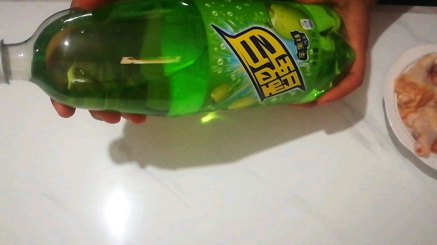小伙用醒目做鸡翅,看看做好的鸡翅会不会是绿色的呢?