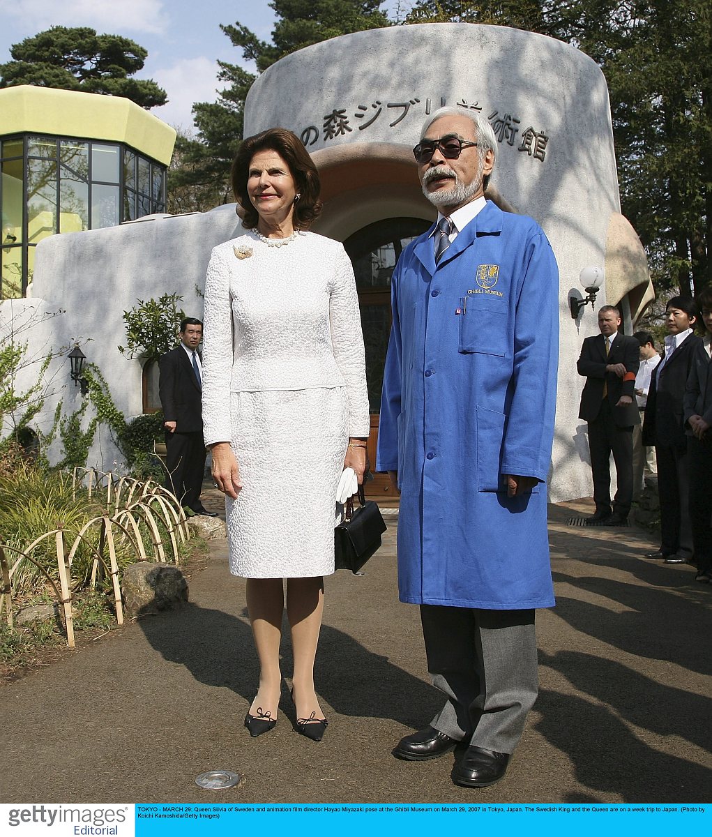 用英文翻译下面的话 在宫崎骏导演的一部复古动漫中有一个穿着红色汉服的漂亮女孩。她留着一头乌黑的头发头上戴着一朵美丽的花显得更加优雅迷人。她额头上还戴着一个精致的头饰像落在地上的星星一样闪闪发光。此外她脖子上戴着一条闪闪发光的项链与她的美丽相得益彰在她的身边还有一个穿着蓝色汉服的帅气男孩他戴着金色的发冠显得更加威严