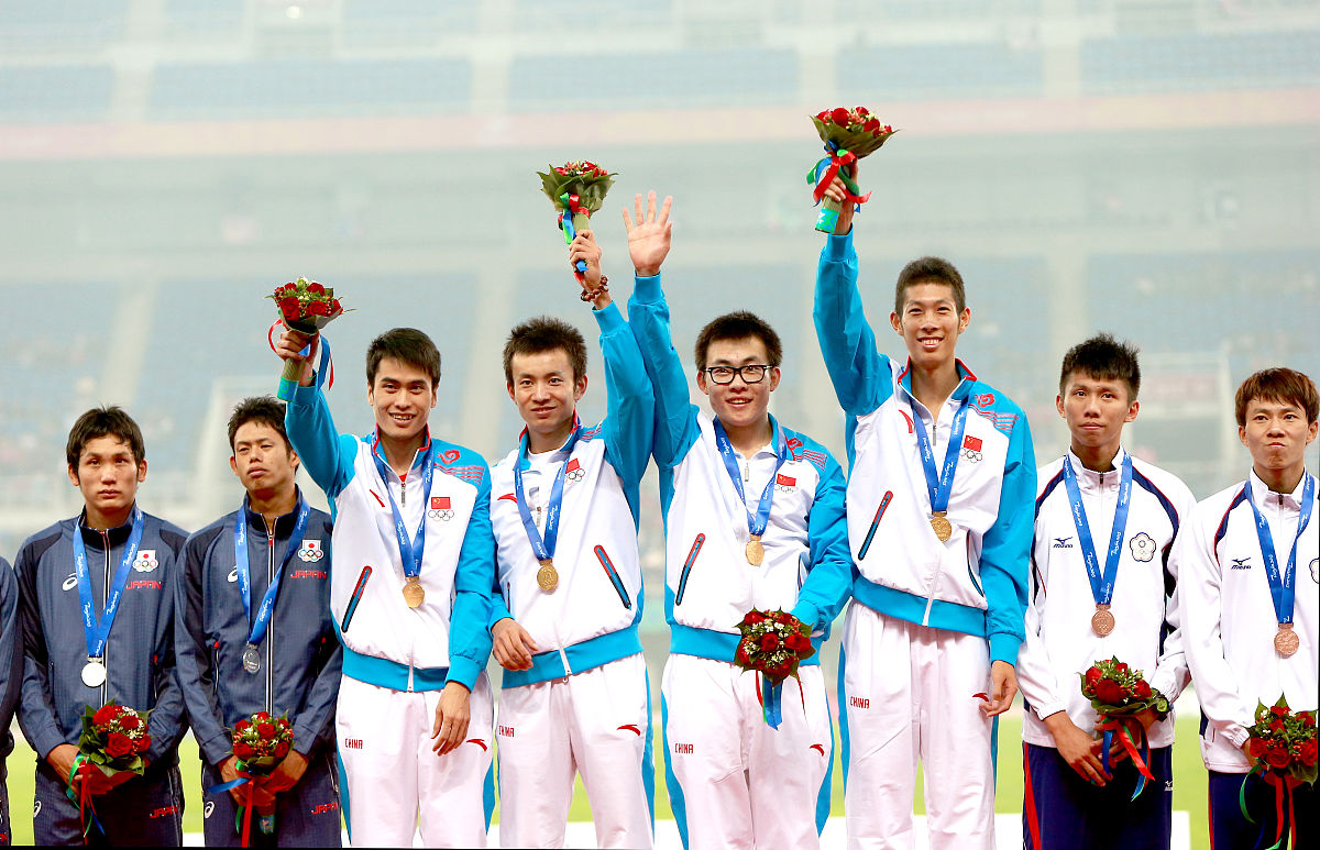 写20条简短的微博体评论：杭州亚运会481次颁奖仪式的背后：台上一分钟