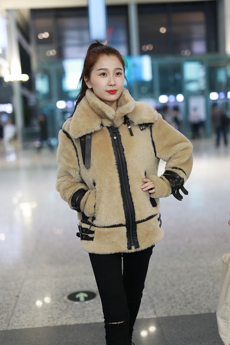 撰写一篇秋冬时尚保暖穿搭文案以描述服饰具体细节为主题服装类型：粉色宽松羽绒连帽大衣、无领洁白毛绒大衣外套、红色拉链款纯棉连帽外套