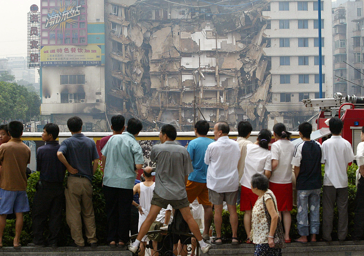 2005年7月21日中午12时许,广州市某建筑工地塌方引起附近建筑坍塌.22