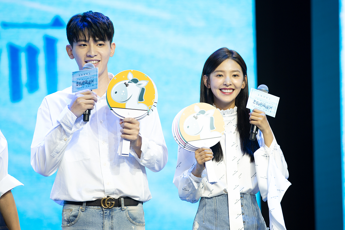 帮我给这个域名写一个介绍词主题为校园域名如下：longwailove