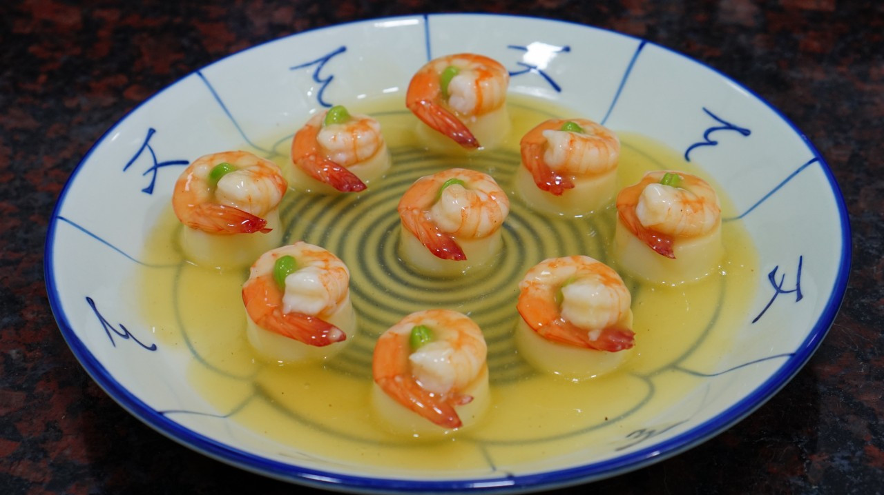 虾仁蒸豆腐,家里来客人上这道菜就对了,一上桌就光盘