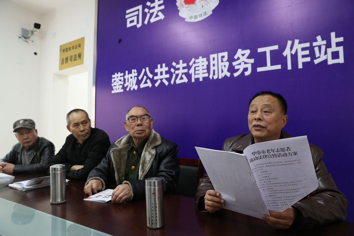 我希望你能担任文章降重的角色。请运用科学引文索引（SCI）的语言风格，并使用法律相关的专业术语改写文章，确保重复率降低的同时保持意思不变，使文章更具逻辑性，语句更通顺，重点更突出，具备整体可读性。请仅提供文章的更正版本，不要写解释。我的第一句话是：因此，在借鉴和推广“枫桥经验”的过程中，各地基层司法实践应区分不同地方的差距。如果将“枫桥经验”与枫桥调解制度照搬照抄到其他地区，将无法很好地适应当地情况，也无法根据地区实际情况和具体需要进行创新发展，就会滋生“枫桥经验”在各地基层法院中“水土不服”的问题。