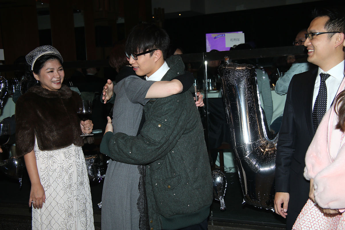 2016年1月2日,香港,星娱乐唱片公司高层tommy与亚视前女艺人黄美芬在